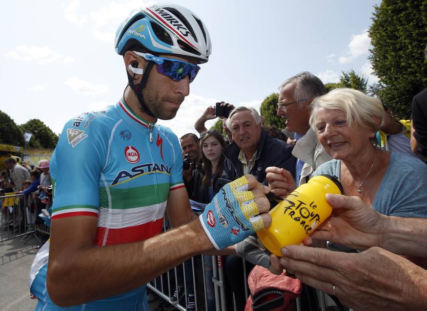 Tante le richieste di autografo. Ecco Vincenzo Nibali in azione, pennarello in mano. Reuters